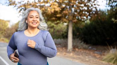 
		Ältere Frau joggt glücklich
	